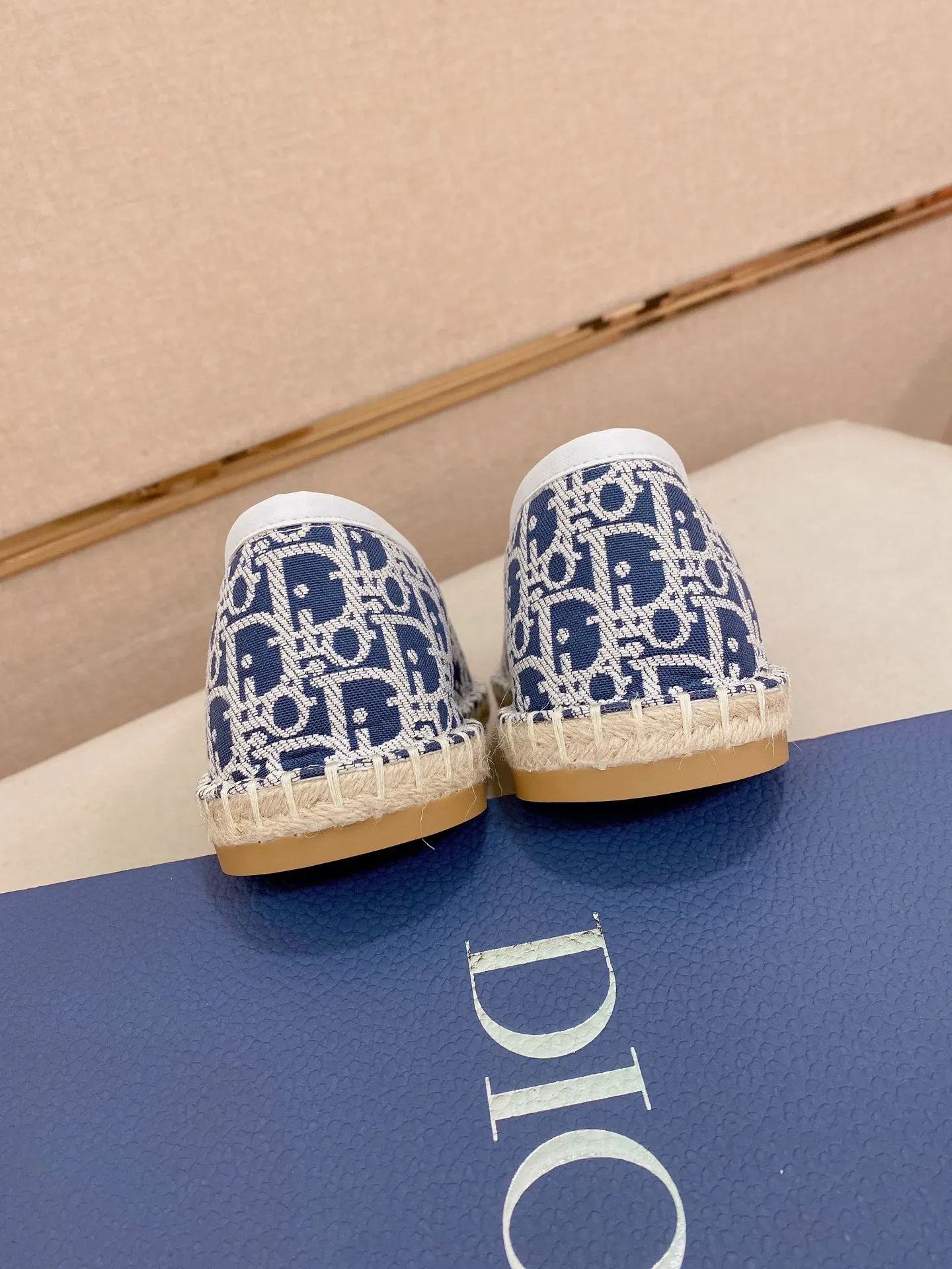 Factory price: 400💰High quality [Dior·Dior] 💫Men's latest slip-on Loaf casual shoes ✔️The original version is available at the counter simultaneously. 1:1 replica🏍️Fabrics: Italian imported fabrics, pure hand-drawn threads, raw rubber breathable and non-slip outsole, lining breathable and comfortable lambskin, 100% comfortable density, original rubber outsole wear-resistant ✔️Code number: 38-44, you deserve it, (Note: 37, 45, 46 can be customized, non-refundable and non-exchangeable)